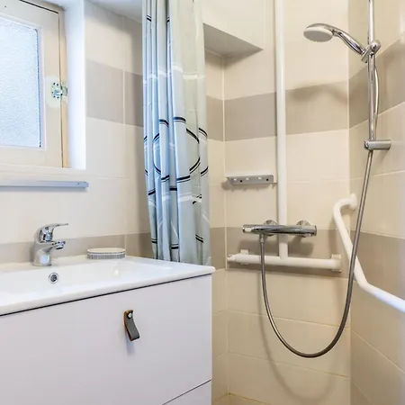 Maison Traditionnelle Au Centre